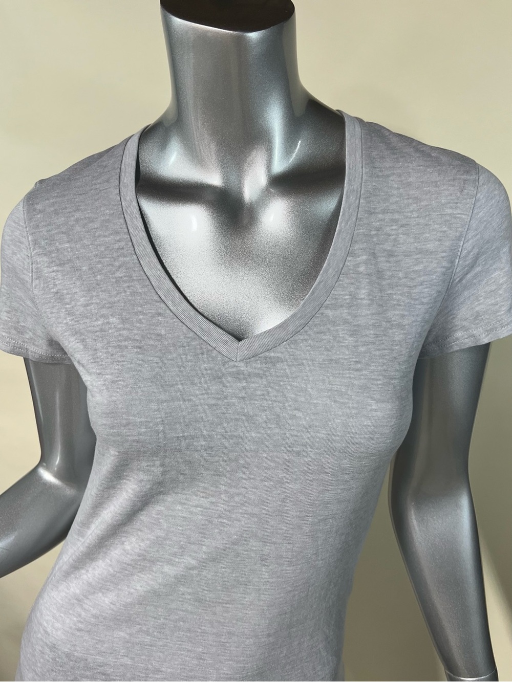 Under Armour Women’s Small Light Grey Thin V Neck T Shirt Heat Gear - Picture 6 of 16
